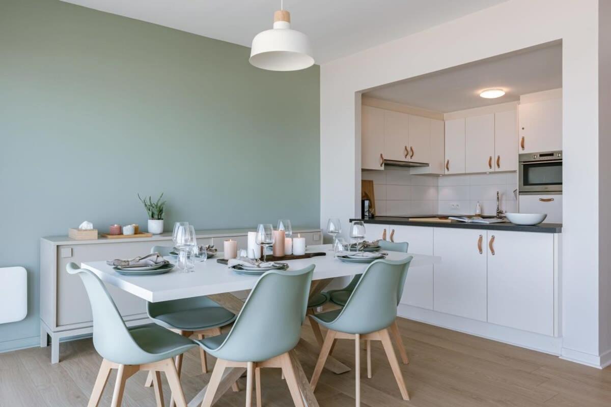 Huswell - Bright Seaview In